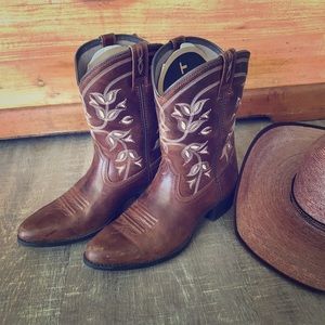 Ariat Kid’s Desert Holly Boots size 5m. used 4x.